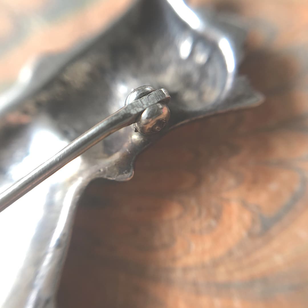ハンドモチーフブローチ