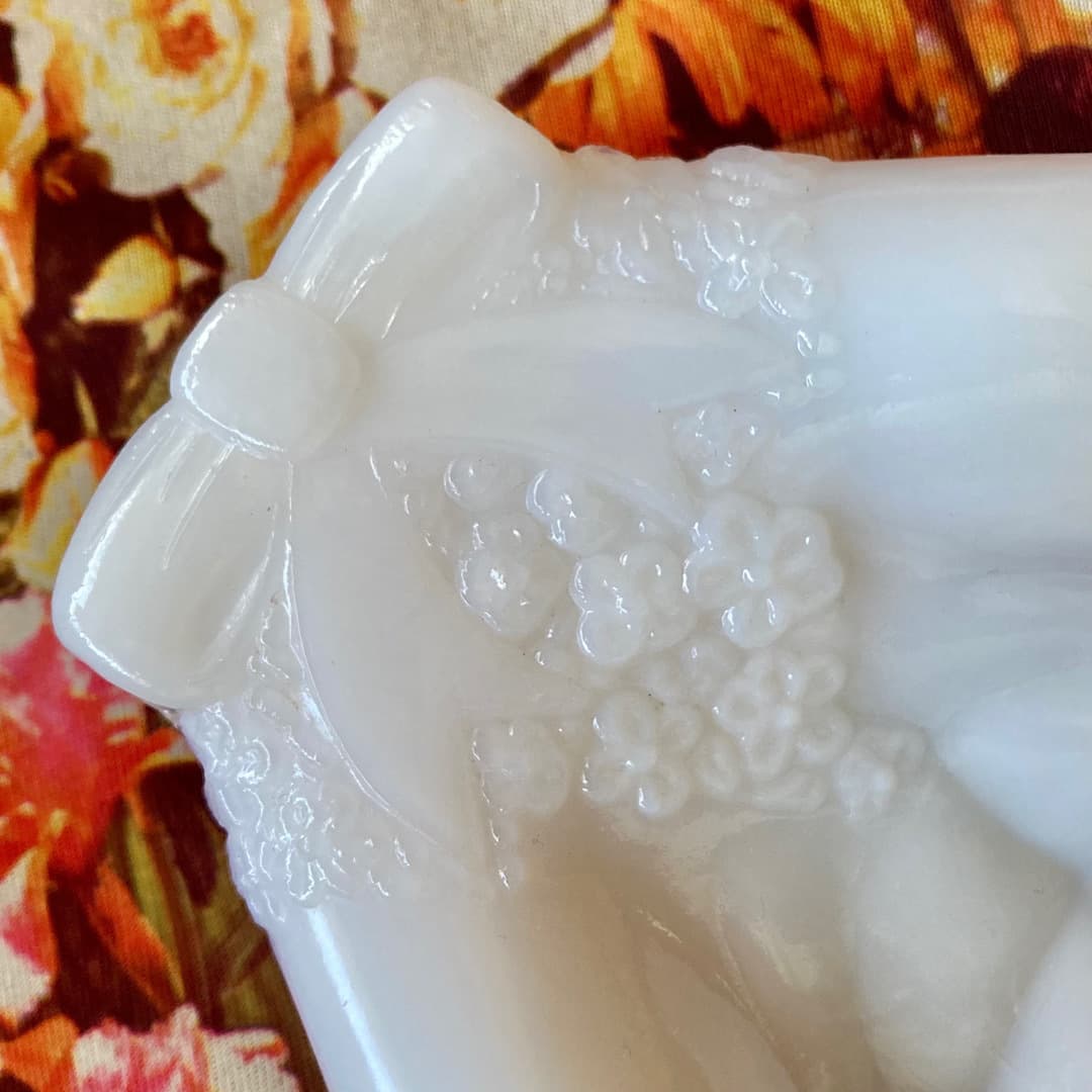 Avon ミルクガラス　ハンドトレイ