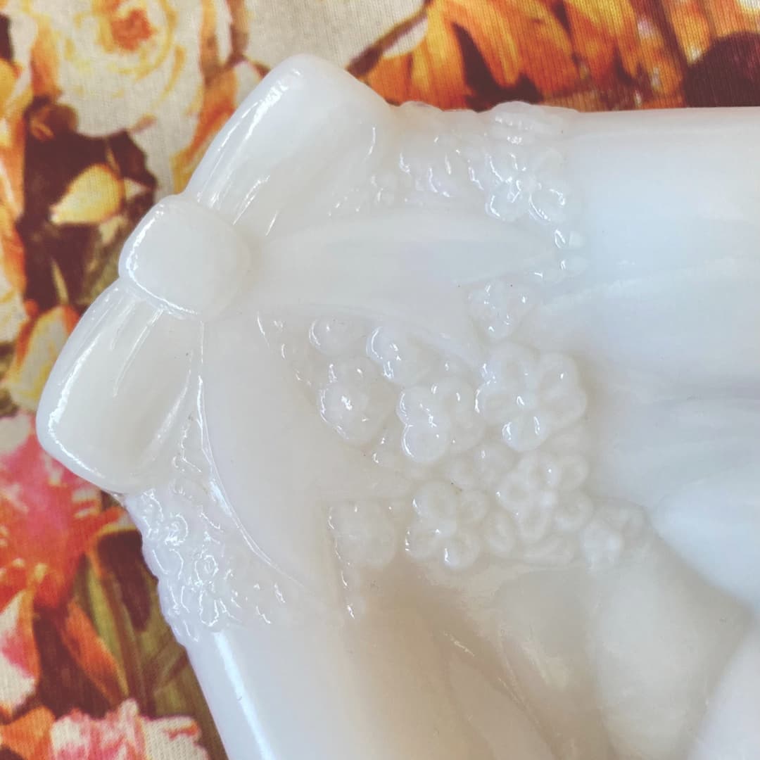 Avon ミルクガラス　ハンドトレイ