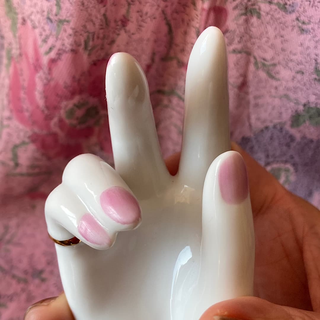 ピースのハンドオブジェ