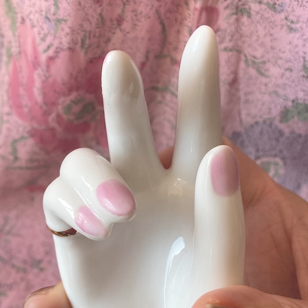 ピースのハンドオブジェ