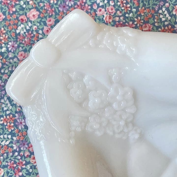 Avon ミルクガラス　ハンドトレイ