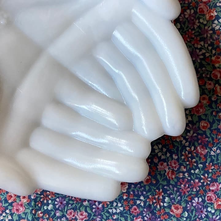 Avon ミルクガラス　ハンドトレイ