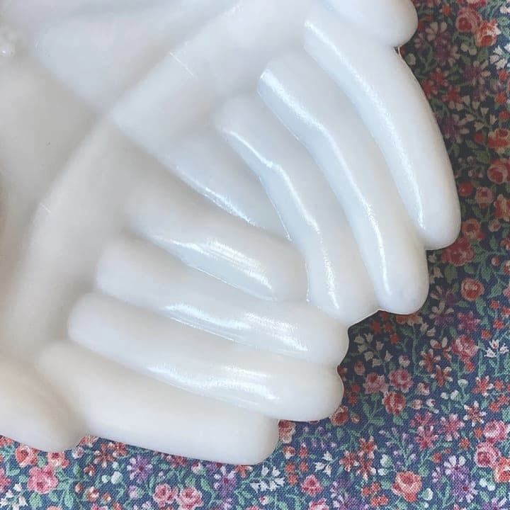 Avon ミルクガラス　ハンドトレイ