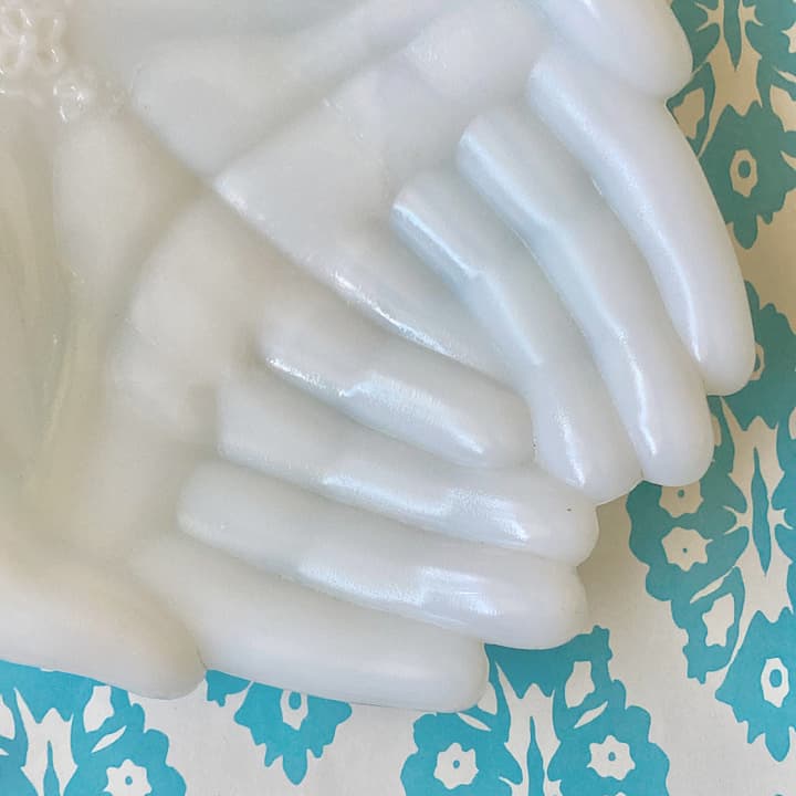 Avon ミルクガラス　ハンドトレイ