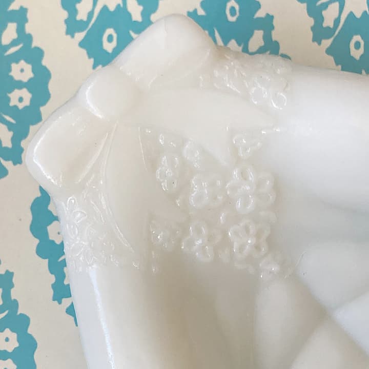 Avon ミルクガラス　ハンドトレイ