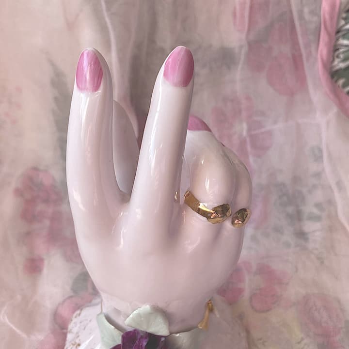 ピースのハンドオブジェ