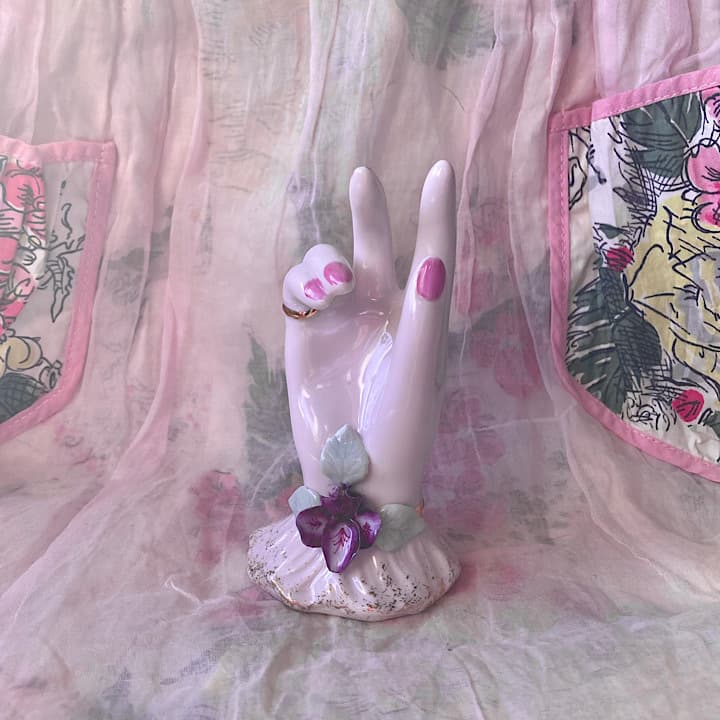 ピースのハンドオブジェ