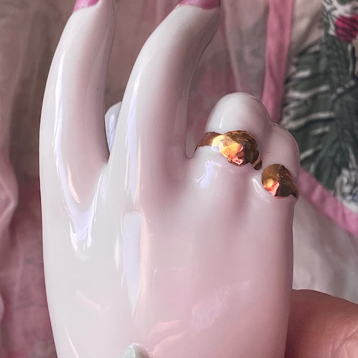 ピースのハンドオブジェ