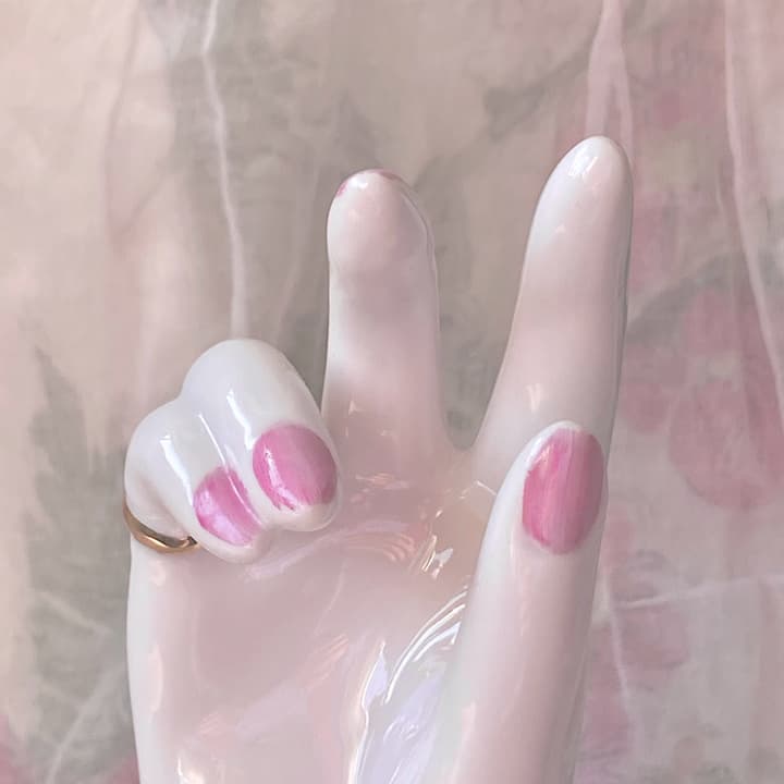 ピースのハンドオブジェ